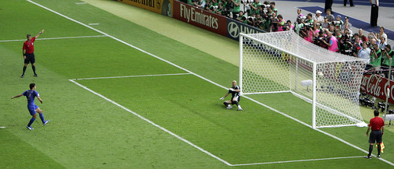 Mondiale 2006 (42).jpg - Italy's Fabio Grosso (L bottom) scores the winning penalty goal as France's goalkeeper Fabien Barthez (2nd R) watches the ball during the penalty shootout in the World Cup 2006 final soccer match between Italy and France in Berlin July 9, 2006. FIFA RESTRICTION - NO MOBILE USE     REUTERS/Shaun Best        (GERMANY)